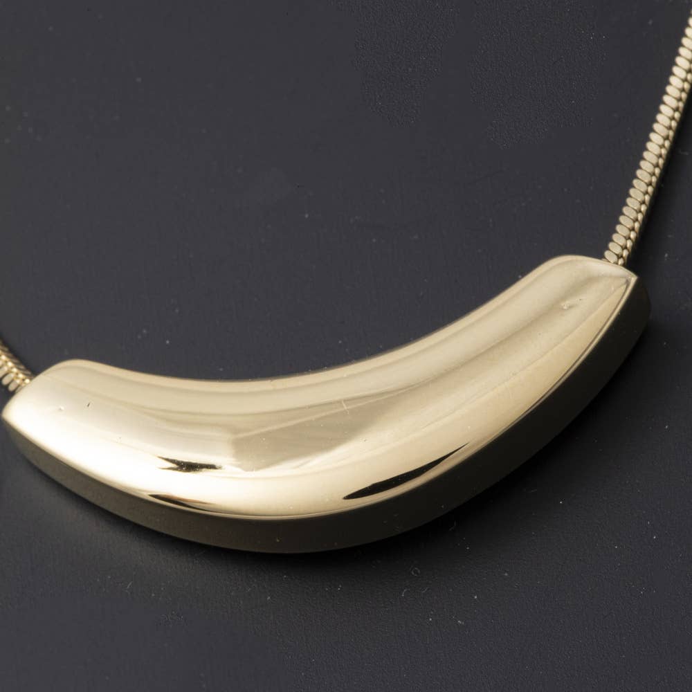 Curved Pendant Snake Chain Necklace